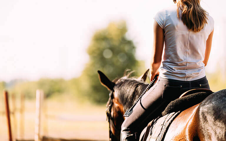 Femme pratiquant l'équitation